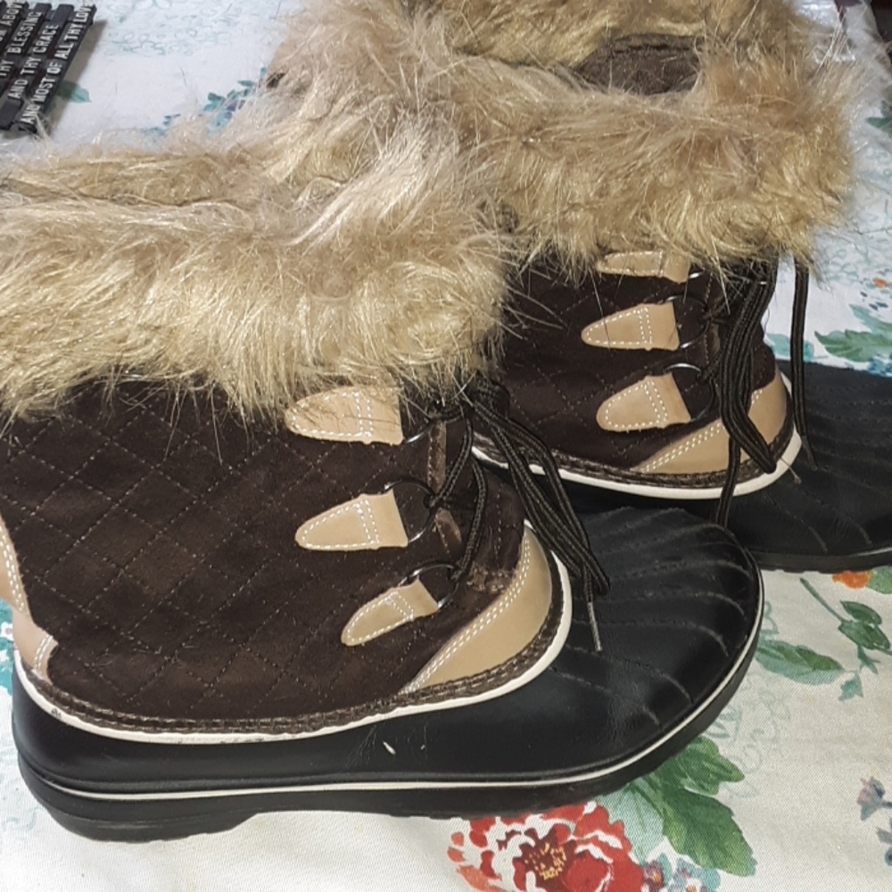 Snow boots